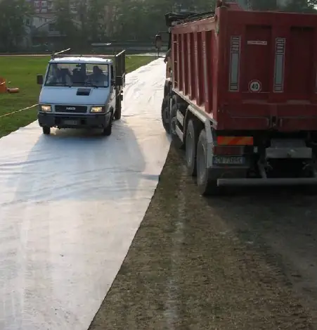 Geowłóknina drogowa pod ciężarówką